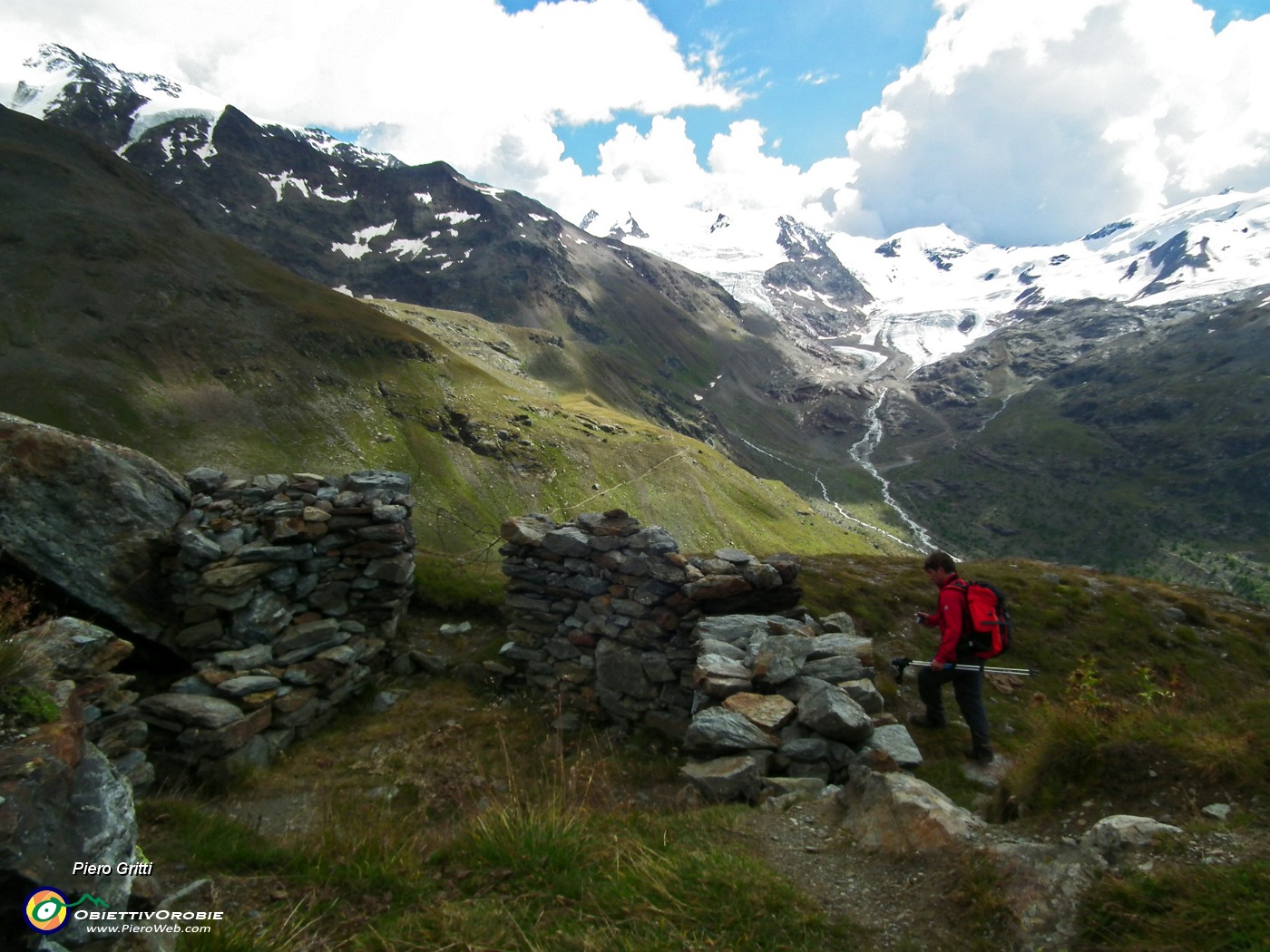 165 la Caserna (2545 m) - Rovine - con vista verso il ghiacciaio dei Forni.JPG